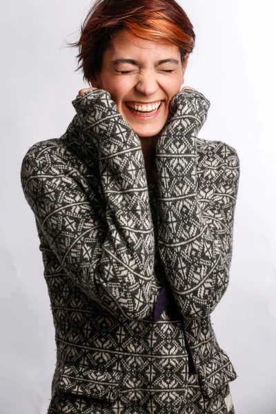스웨터 아리따운 소녀는 웃으며 배경에 고립되어 즐거워 — 스톡 사진