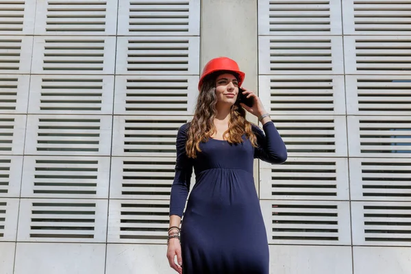 Mujer Elegantemente Vestida Rojo Sombrero Duro Habla Con Expresión Seria —  Fotos de Stock