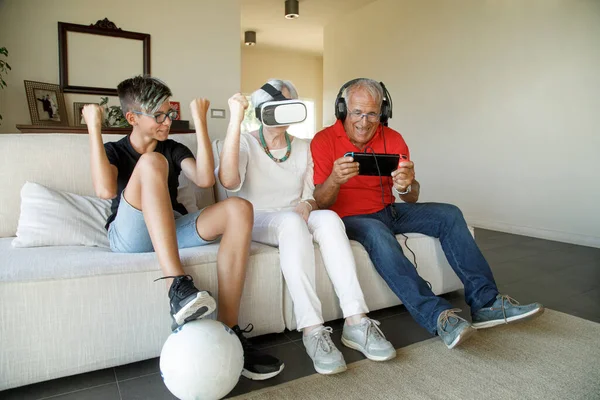 Avô Neto Jogar Jogos Eletrônicos Sentados Sofá Sala Estar — Fotografia de Stock