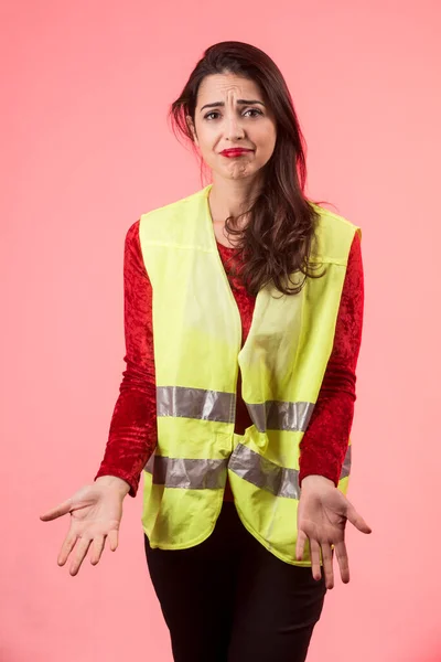 Dunkelhaariges Mädchen Mit Rotem Hemd Und Gelber Vis Weste Ist — Stockfoto