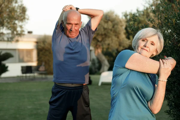 Senior Couple Doing Exercise — Stock Photo, Image