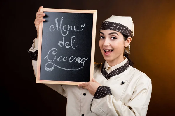 Chef Sonriente Uniforme Sostiene Una Pizarra Mano Con Ella Escrito — Foto de Stock