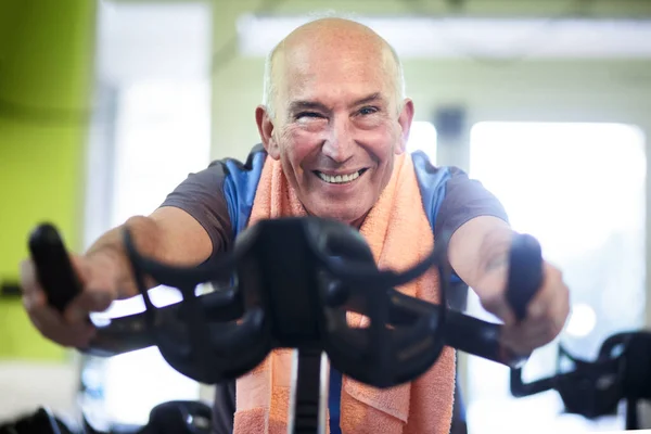 在健身房锻炼的老年人 — 图库照片