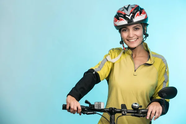 Mulher Sorridente Ciclista Capacete Técnico Isolado Fundo Luz — Fotografia de Stock