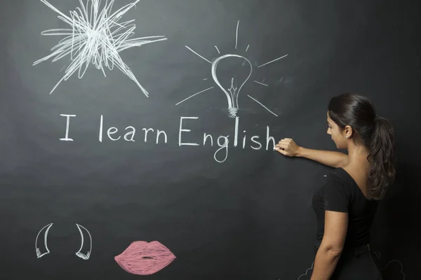 Tmavovlasá Dívka Píše Učím Anglicky Tabuli — Stock fotografie