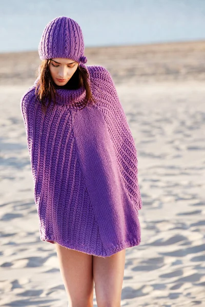 Model Pózující Pláži Vlněným Oděvem — Stock fotografie