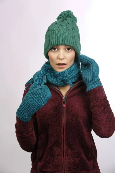 Mooi Meisje Met Groene Capuchon Sweatshirt Sjaal Handschoenen Het Hebben — Stockfoto