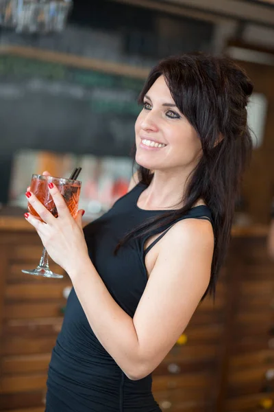 Mujer Bebiendo Vino Bar — Foto de Stock