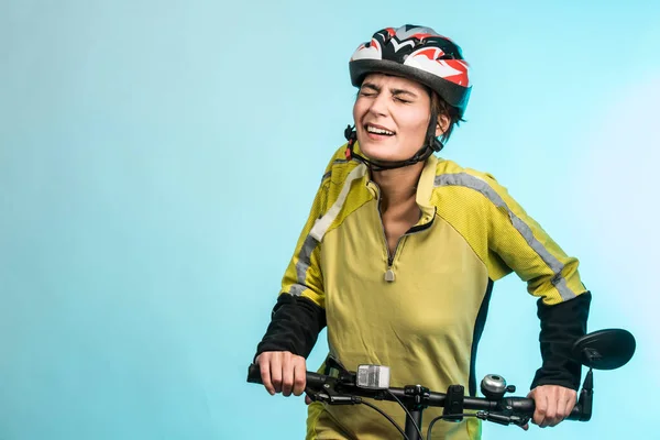 Lächelnde Radfahrerin Helm Isoliert Auf Hellem Hintergrund — Stockfoto