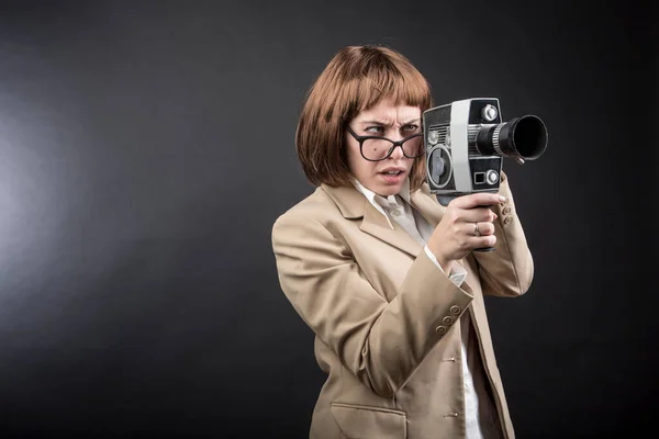 Dívka Brýlemi Vlasy Bob Béžová Bunda Používá Starý Film Kamera — Stock fotografie