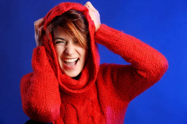 Schöne Mädchen Mit Rotem Pullover Bob Haare Isoliert Auf Blauem — Stockfoto