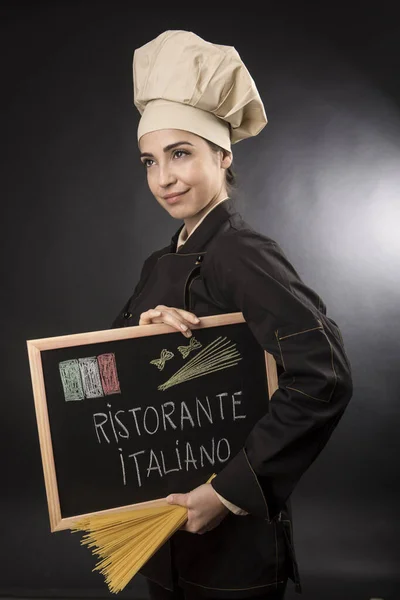 Cocinero Sonriente Sostiene Una Pizarra Con Restaurante Italiano Escrito Ella — Foto de Stock