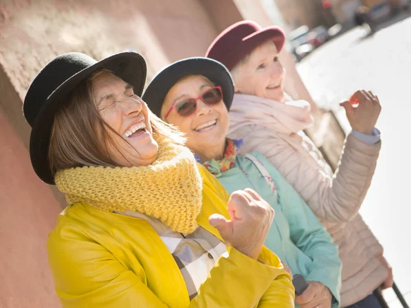 Turistas Ancianos Con Sombreros Ropa Colores Divirtiéndose Por Ciudad Con — Foto de Stock