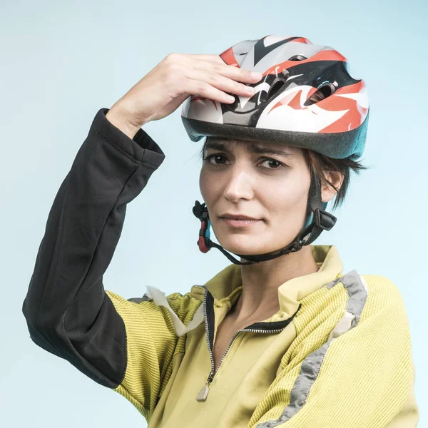 Kobieta Rowerzysta Kasku Technicznym Odizolowany Jasnym Tle — Zdjęcie stockowe