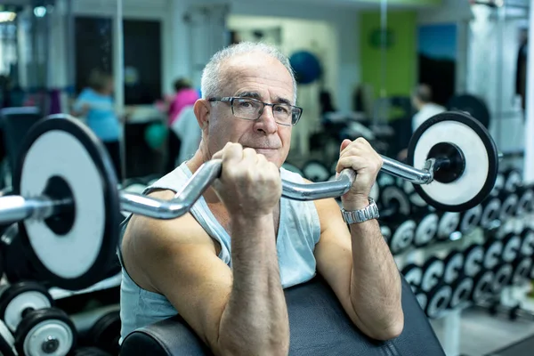 Oudere Man Doet Oefeningen Met Gewichten Sportschool — Stockfoto