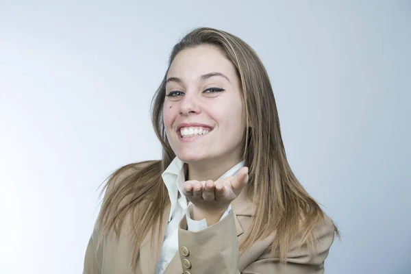 Blondynka Menadżer Kobieta Beżowej Kurtce Wieje Pocałunek Duży Uśmiech Odizolowany — Zdjęcie stockowe