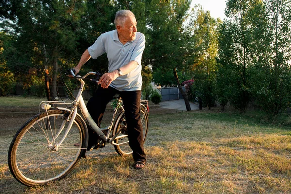 Homem Sênior Montando Sua Bicicleta — Fotografia de Stock