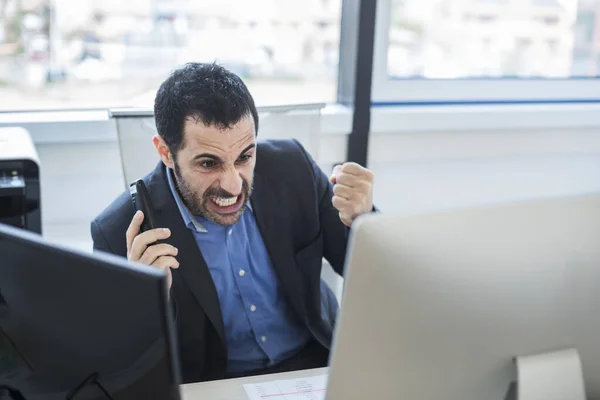 Manager Jacke Und Hemd Seinem Büro Während Telefon Über Seine — Stockfoto