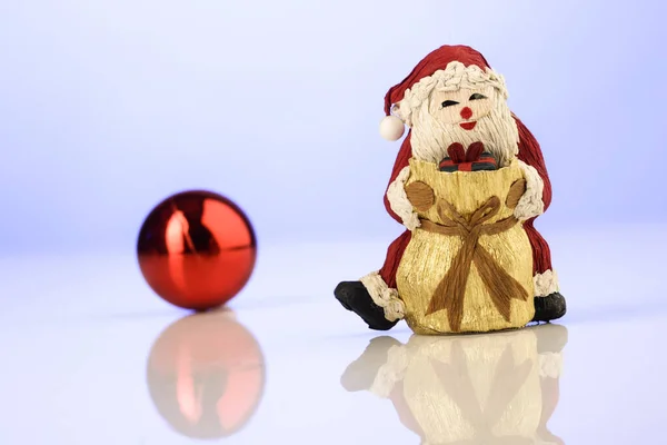 Weihnachtskugel Und Weihnachtsmann Auf Weißem Hintergrund — Stockfoto