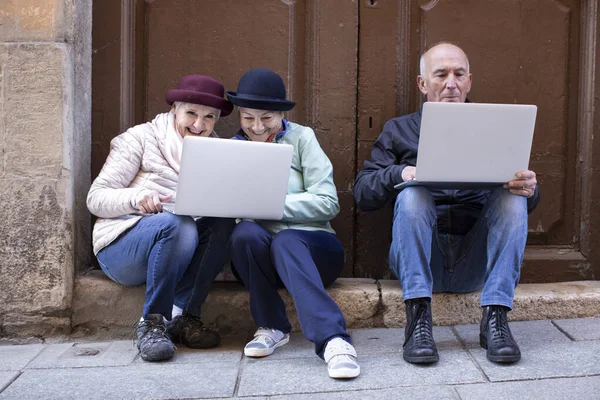 Senior People Using Laptops Outdoor — Stock Photo, Image
