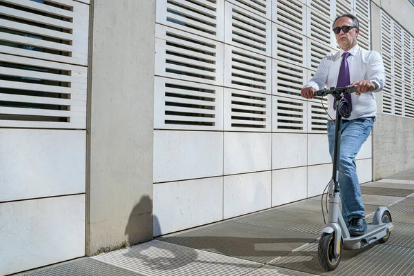 Smartly Dressed Manager Moves Quickly His Electric Scooter Modern Urban — Stock Photo, Image