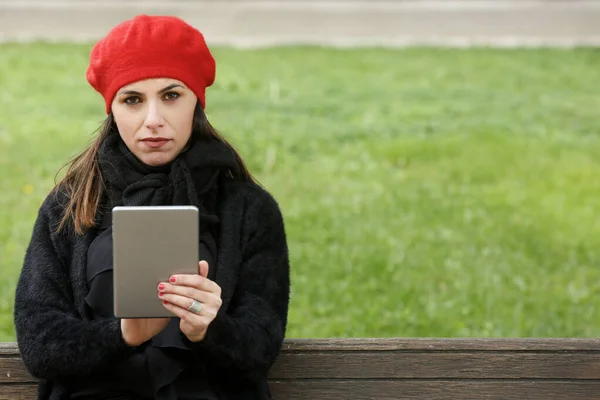 Close Retrato Bela Jovem Mulher Roupas Quentes Usando Tablet Digital — Fotografia de Stock
