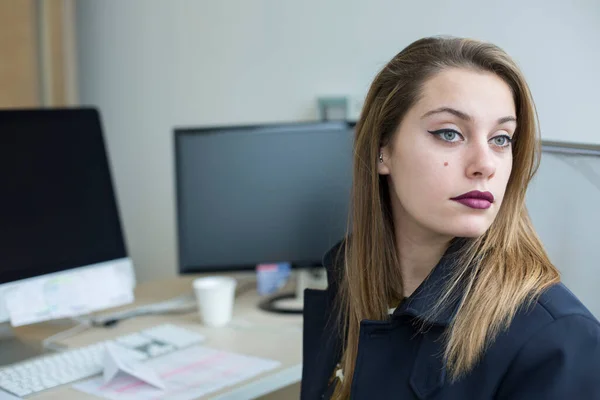 Blonde Büroangestellte Die Auf Dem Arbeitsstuhl Neben Ihrem Schreibtisch Sitzt — Stockfoto
