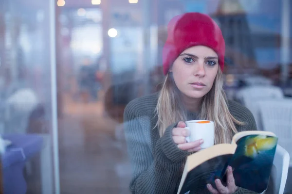 Güzel Kadın Kafede Bir Kitap Okuma — Stok fotoğraf