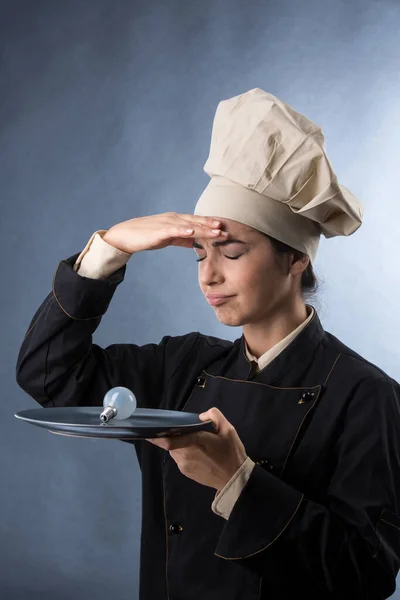 Kock Kvinna Kock Uniform Håller Glödlampa Handen För Att Beteckna — Stockfoto