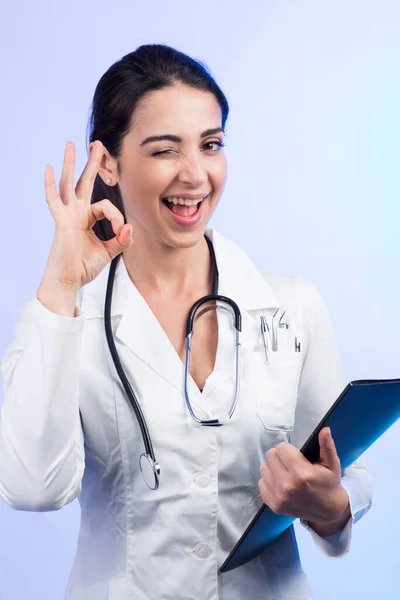 Female Doctor Stethoscope Her Neck White Coat Folder Her Hand — Stock Photo, Image