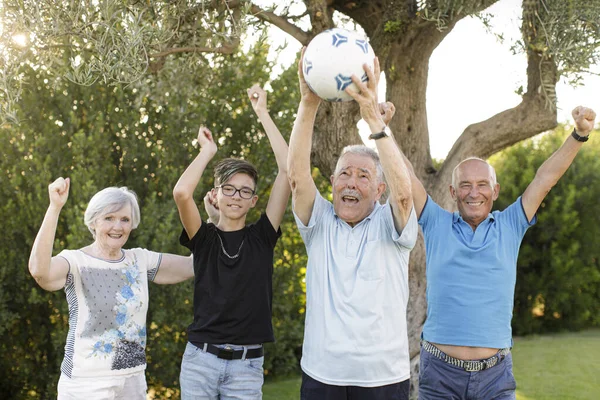 Glade Senior Mennesker Med Fotball Feirer Seier stockfoto