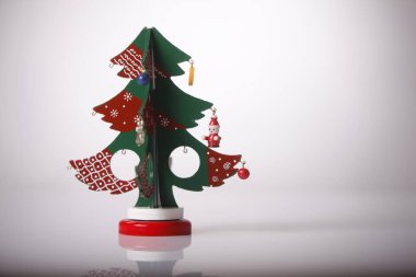 Beyaz arka planda noel süslemeleri olan Noel ağacı 