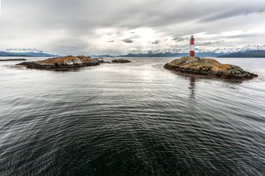 Norveç 'in deniz kıyısındaki küçük bir teknenin güzel manzarası. 