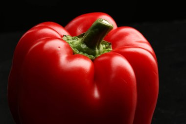 Siyah arkaplanda kırmızı biber 