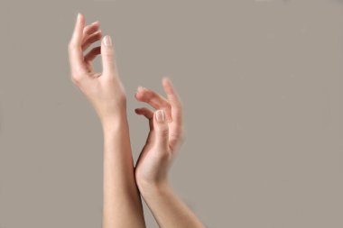 Beyaz arkaplanda kadın elleri