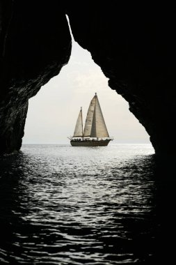 Sugarloaf, mağaradan deniz manzaralı bir gemi.