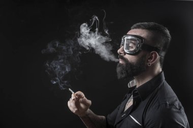 Siyah arka plan üzerine yakışıklı sakallı adam portresi