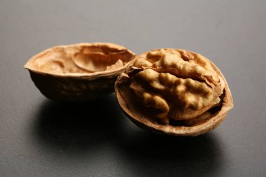 siyah arka plan üzerine ceviz 