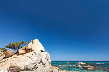 Korsika 'daki kayalar ve deniz manzarası 
