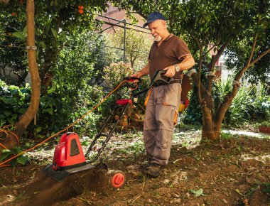 bahçede çalışan adam 