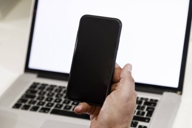 Beyaz arkaplanda boş ekranlı akıllı telefonu tut, kapat. 