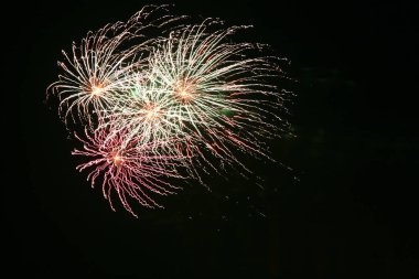 Su dalgaları ve kumları olan güzel sahil 