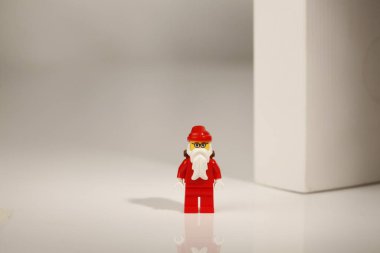 Cagliari, İtalya 12 Ocak 2011: siyah arka planda Noel Baba kostümlü lego figürleri 