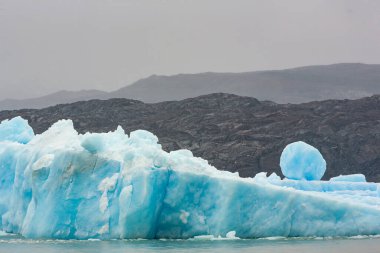 Arjantin 'deki Patagonya buzulları arasındaki buzdağı