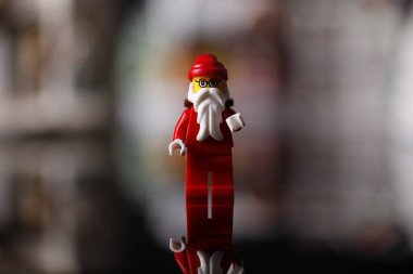 Cagliari, İtalya 12 Ocak 2011: siyah arka planda Noel Baba kostümlü lego figürleri 