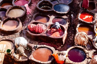 Fez Fas 'ın merkezindeki geleneksel tabakhane boya kuyularıyla dolu.