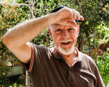 bahçede çalışan adam 