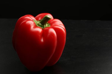 Siyah arkaplanda kırmızı biber 