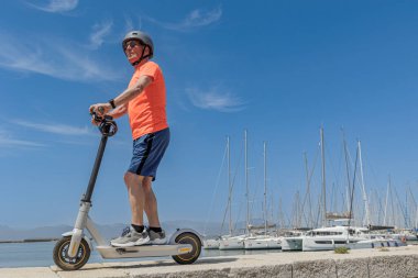 Son sınıf öğrencisi elektrikli scooter kullanıyor.