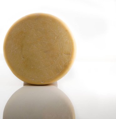 Peynir beyazda izole 